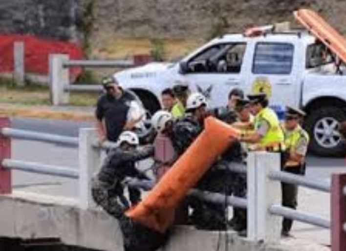 Venezolano se lanzó de un puente cuando intentaba llegar a Quito