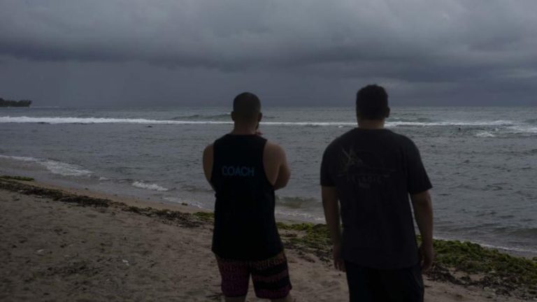 Dorian se aleja de Puerto Rico y avanza como peligroso huracán hacia Florida