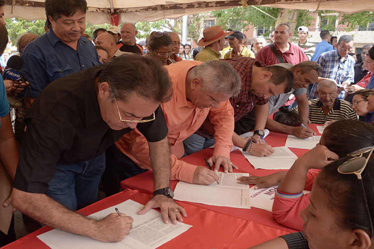 Chavismo de Carirubana recolectan firmas en contra de sanciones a Venezuela