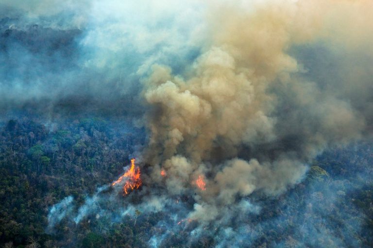 Bolsonaro reitera que ONG son «mayores sospechosas» por incendios en Amazonía