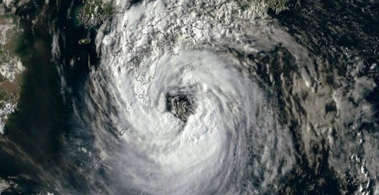 La tormenta Krosa paraliza el sudoeste de Japón a su paso por el archipiélago