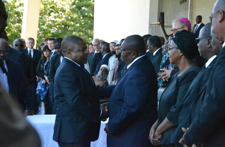 Gobierno mozambiqueño y oposición firman el fin de las hostilidades militares