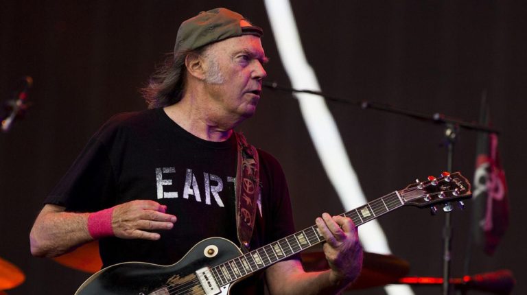 Neil Young anuncia nuevo disco