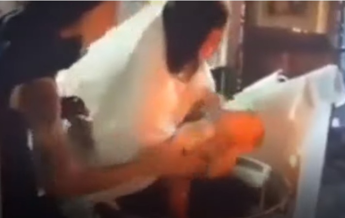 Sacerdote agita violentamente y provoca heridas en un niño durante su bautizo (+video)