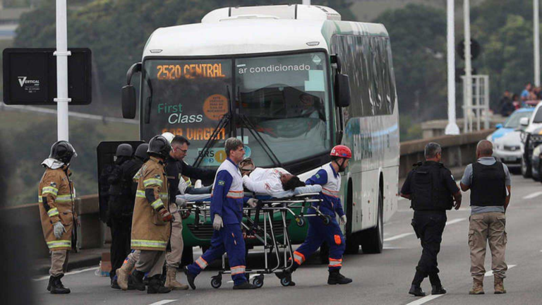 Policía brasileña abate al secuestrador y libera a los rehenes del autobús