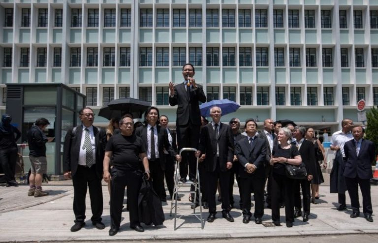 Más de un millar de abogados hongkoneses exigen investigar la actuación policial