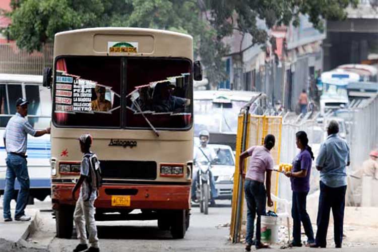 Transportistas aumentan la tarifa mínima a 1500 bolívares en Caracas