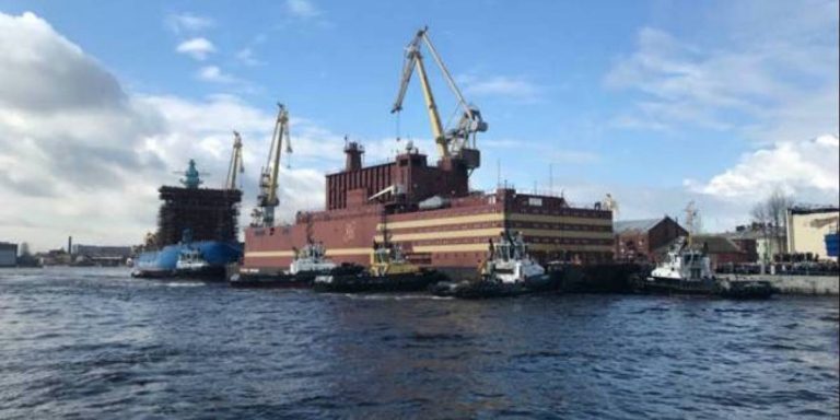 Rusia pone en el mar la primera central nuclear flotante del mundo