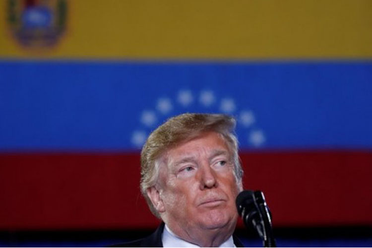 Donald Trump dice que considera imponer un bloqueo a Venezuela