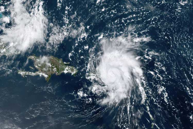 El huracán Dorian sigue fortaleciéndose en su camino a Bahamas y Florida