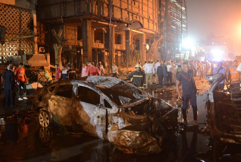 Un vehículo con explosivos causa decenas de muertos y heridos en El Cairo