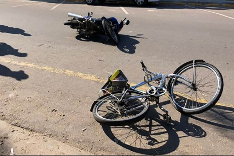 Septuagenario muere al impactar su bicicleta con una moto en Los Taques
