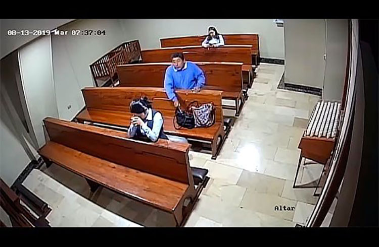 Hombre robó celular en una iglesia y luego se hizo la señal de la cruz (+vídeo)