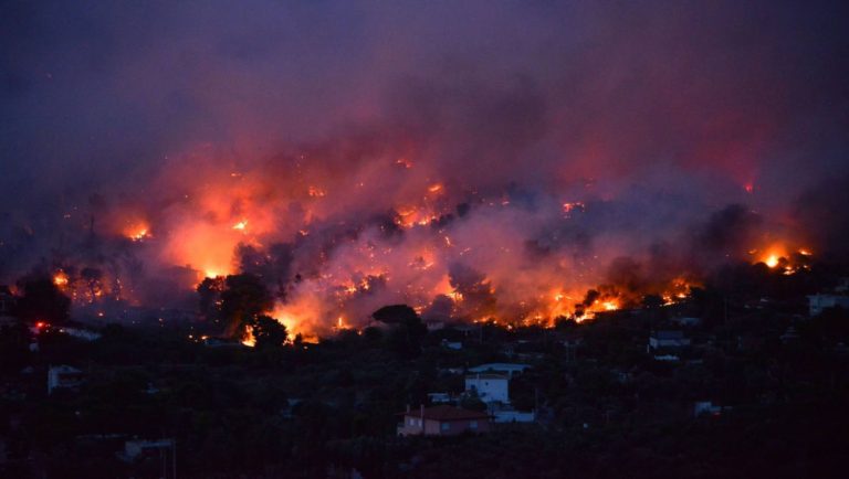 Los bomberos griegos controlan el incendio a las afueras de Atenas