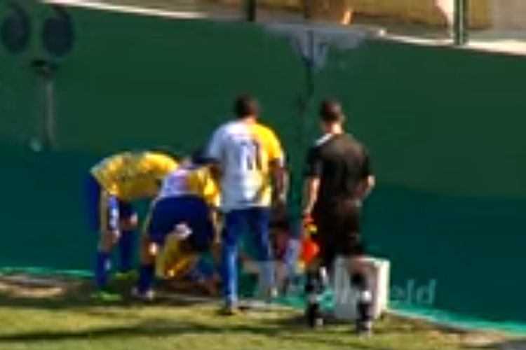 Futbolista cayó aparatosamente en un foso durante celebración de un gol (+Video)