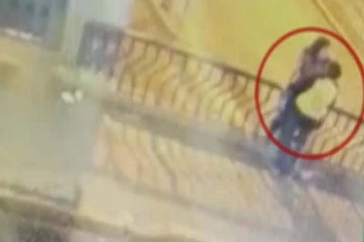 Pareja que se besaba al borde de un puente cayó y perdió la vida (+Video)