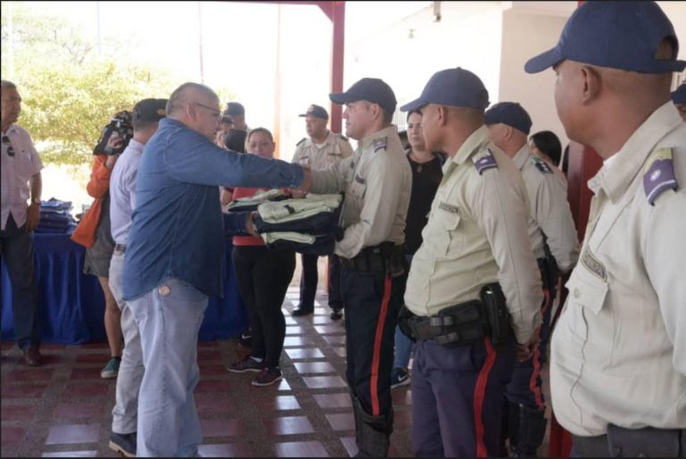 Policía Municipal de Carirubana recibe dotación de uniformes
