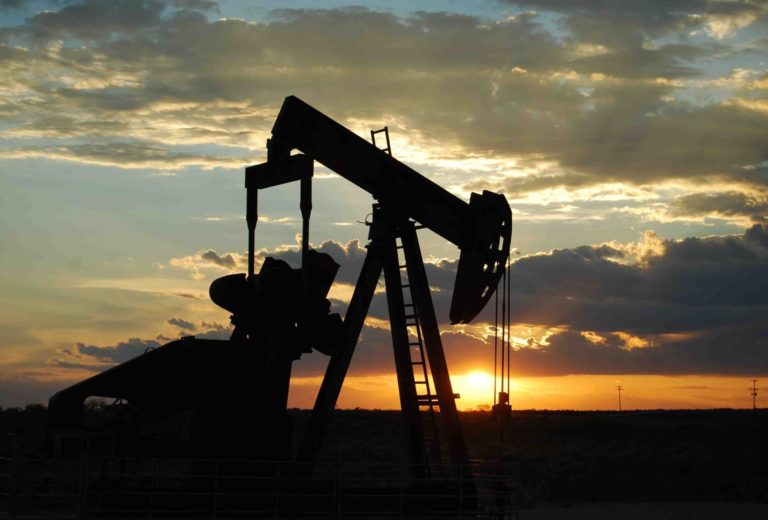 La AIE sigue viendo un exceso de petróleo, pese al recorte de la OPEP