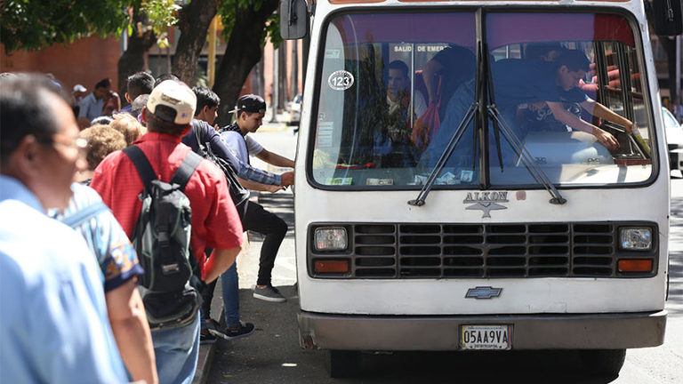 Transportistas insisten en anclar tarifa a 10 centavos de dólar