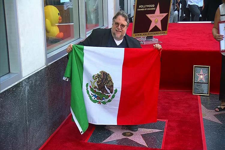 Guillermo del Toro dedica mensaje a inmigrantes al recibir su estrella en Hollywood