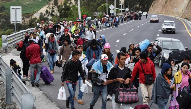 Últimos migrantes venezolanos acceden a Ecuador antes de requisito de visa