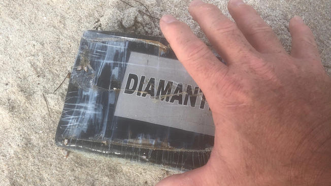 Arriban ladrillos de cocaína en las playas de Florida tras el paso del huracán Dorian