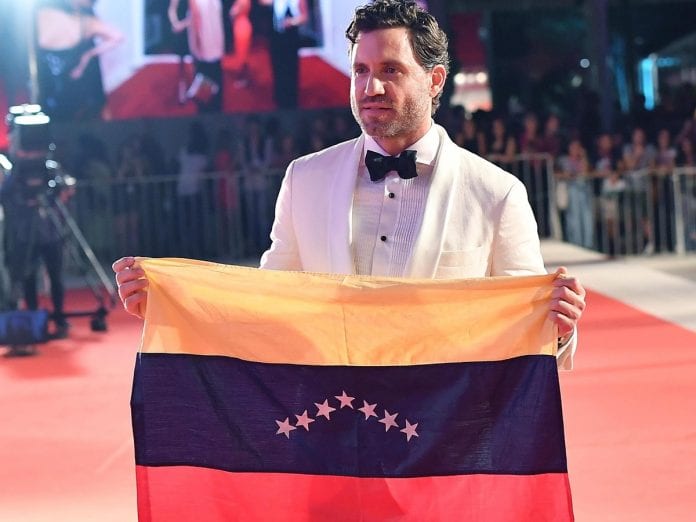 Edgar Ramírez desfiló con la bandera venezolana en la alfombra roja de Venecia (+Fotos)