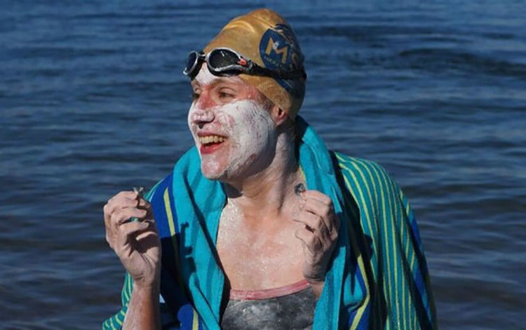 Sobreviviente del cáncer cruzó nadando el Canal de La Mancha
