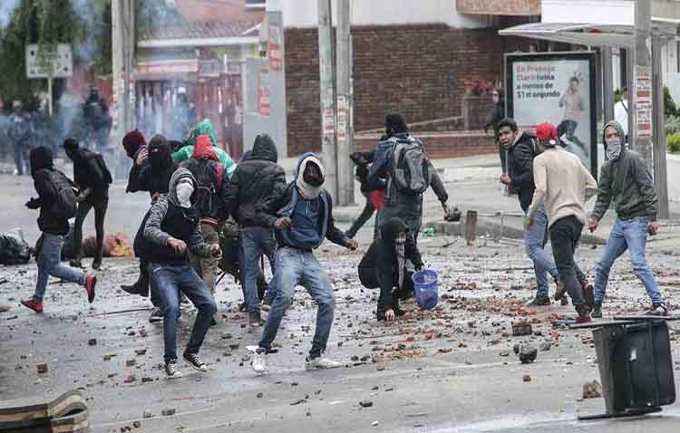 Heridos y buses del transporte público destruidos dejan disturbios en Bogotá