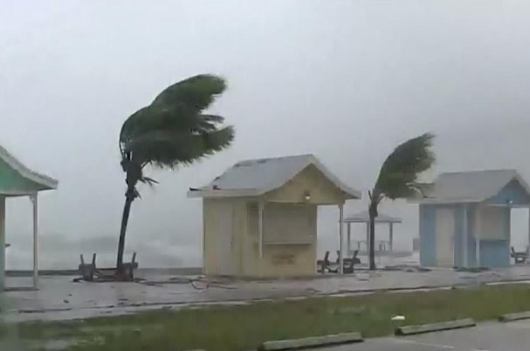 «Catastrófico» huracán Dorian deja un muerto en las Bahamas y evacúa Florida