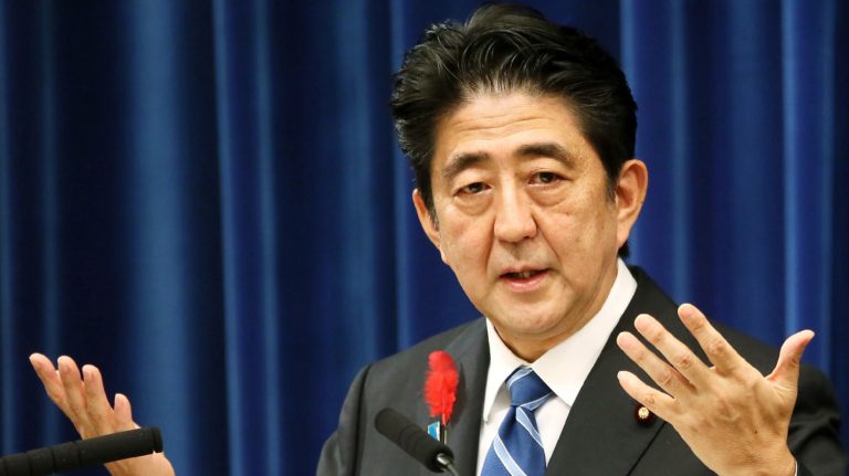 Shinzo Abe remodela su Gobierno y reemplaza a su ministro de Exteriores