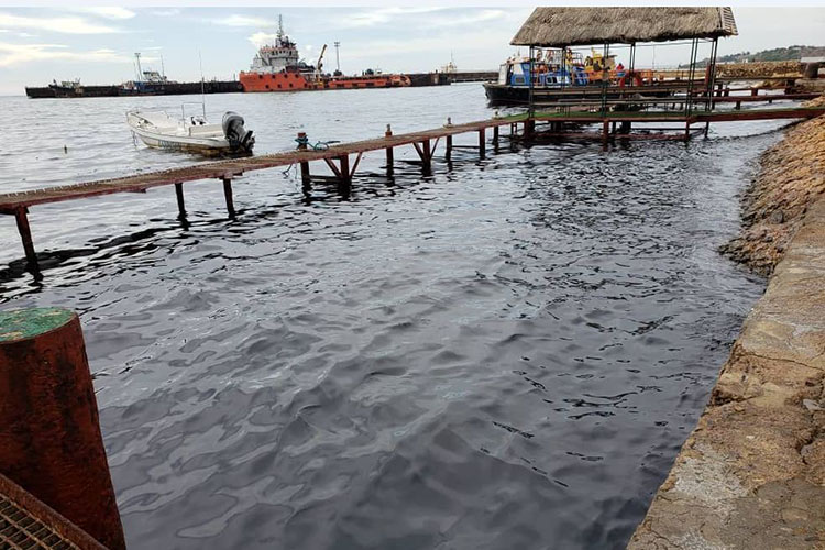 Pdvsa activa Plan de Contingencia para confinar derrame en playas de Punto Fijo