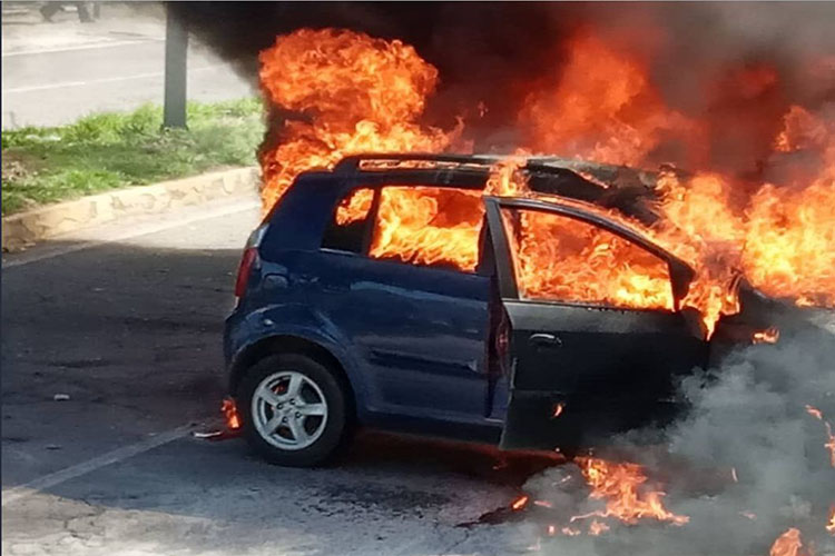 Luego de un choque múltiple se incendia un vehículo en San Cristóbal