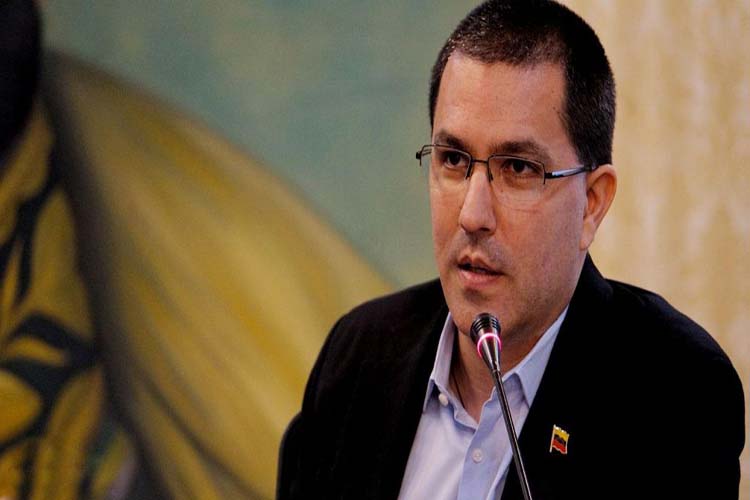 Arreaza denuncia obstáculos reiterados por parte de Perú a vuelos del Plan Vuelta a la Patria