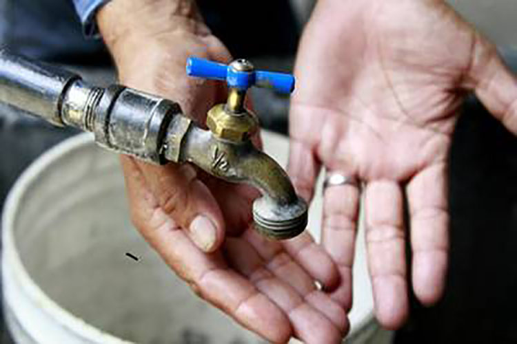 Vecino de Buena Vista exige soluciones al problema de suministro de agua en Paraguaná