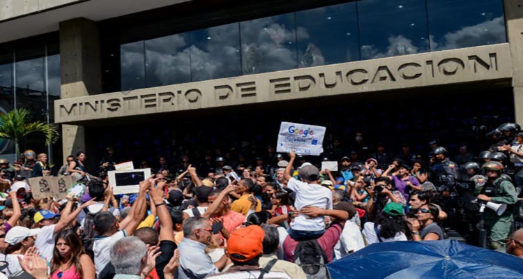 Docentes protestan en Caracas por mejoras salariales y grupos armados intentan atemorizar (+Video)