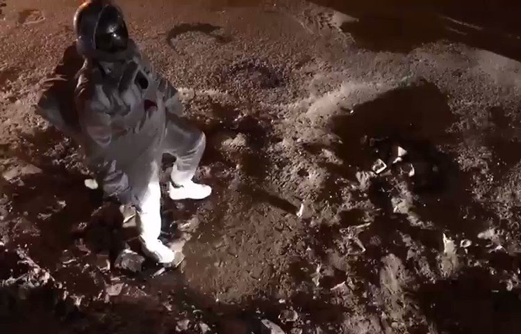 Finge caminata espacial para denunciar los cráteres en la carretera de su ciudad (+Video)