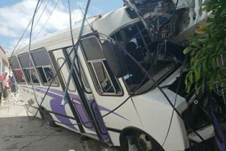 Niño muere tras impacto de autobús en Trujillo