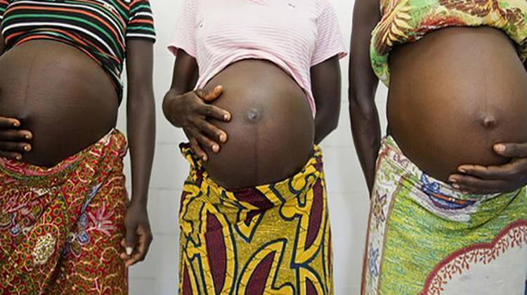 Rescatan a 19 embarazadas de viviendas donde traficaban bebés