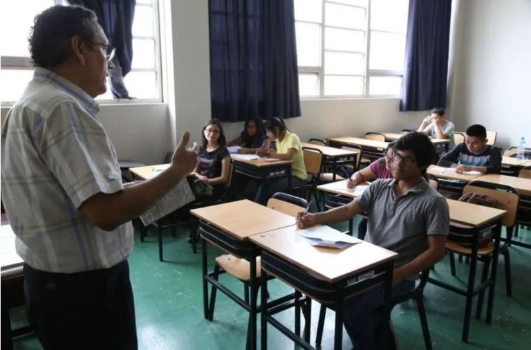 Los docentes argentinos paran 24 horas por reclamos en medio de la crisis