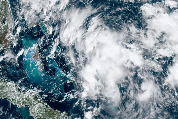 La tormenta tropical Humberto llegará a huracán, pero alejada de tierra