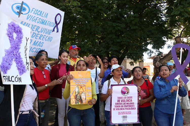 Mujeres de Coro levantaron sus pancartas para exigir un alto a la violencia