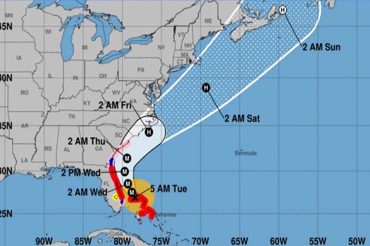 Letal huracán Dorian comienza a desplazarse hacia el noroeste. Llegaría a Florida esta noche