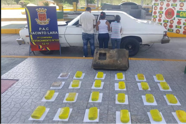 En un tanque de gasolina escondían 24 panelas de droga