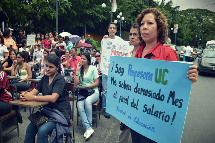 Profesores de Universidad de Carabobo piden dolarización de escala salarial