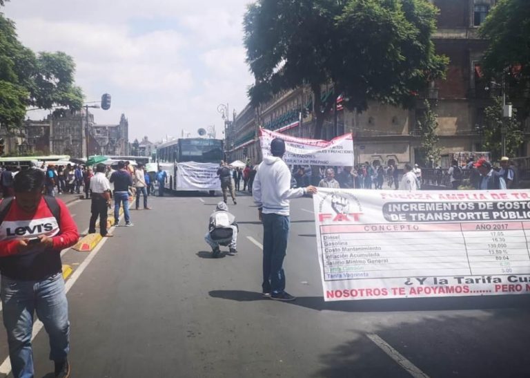 Transportistas exigen aumento de tarifa y provocan caos en Ciudad de México