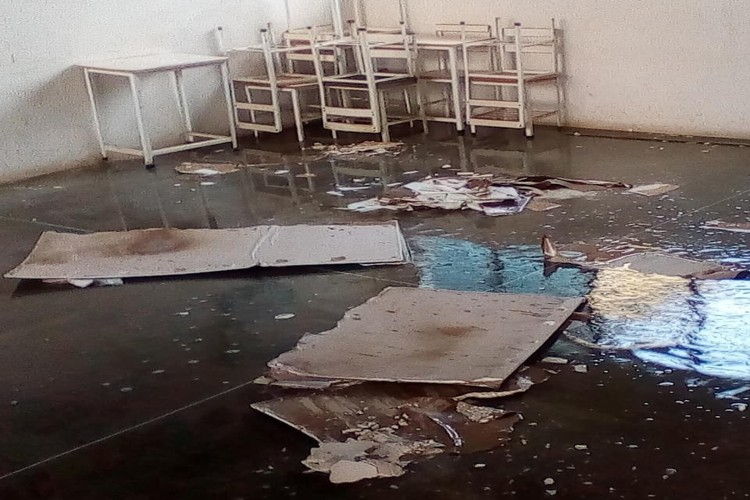 Techo de salones de la Escuela Las Cruces de Pedregal, sucumbe ante las lluvias