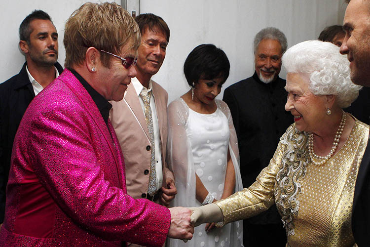 Elton John vió como la reina Isabel II abofeteó a su sobrino en plena fiesta
