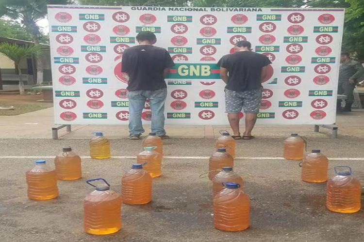 GNB: Tres detenidos tras vender gasolina en pimpinas