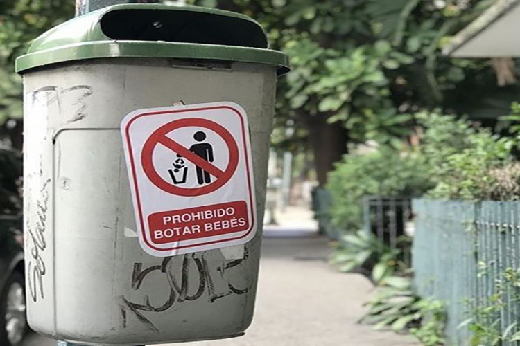 ¡Prohibido botar bebés!, mensaje viral en contenedores de basura en Caracas